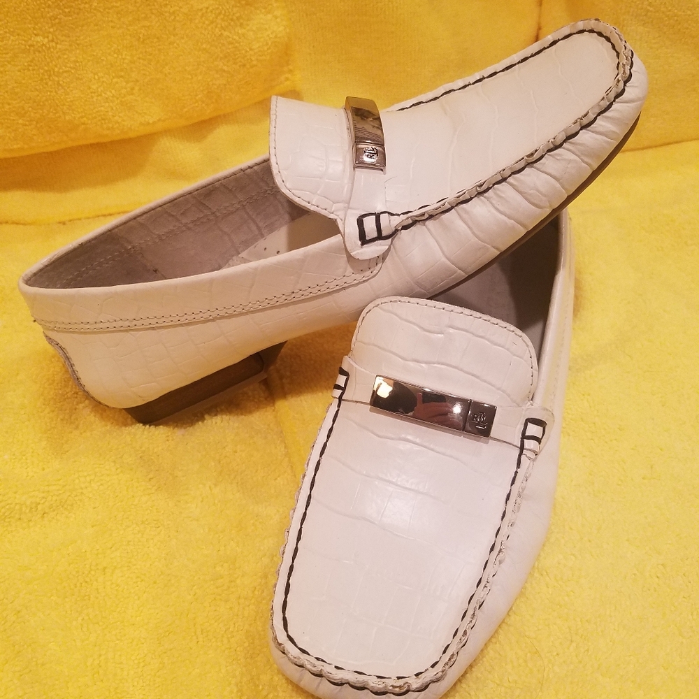 RALPH LAUREN EMBOSSED WHITE LEATHER LOAFERS WOMEN'S SIZE (5 1/2 B)